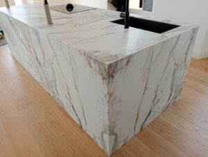 MONOBLOCCO IN NEOLITH CALACATTA LUXE CON VENA CONTINUA E ANTINE