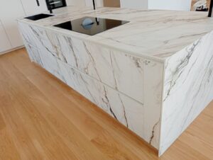 MONOBLOCCO IN NEOLITH CALACATTA LUXE CON VENA CONTINUA E ANTINE