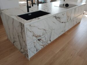 MONOBLOCCO IN NEOLITH CALACATTA LUXE CON VENA CONTINUA E ANTINE