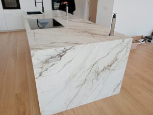 MONOBLOCCO IN NEOLITH CALACATTA LUXE CON VENA CONTINUA E ANTINE