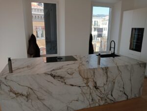 MONOBLOCCO IN NEOLITH CALACATTA LUXE CON VENA CONTINUA E ANTINE